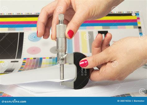 measuring the thickness of paper with a micrometer|micrometer to measure paper thickness.